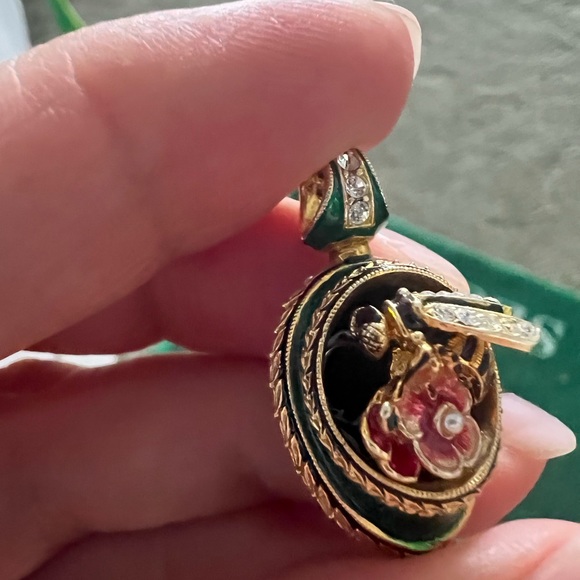 Stunning bee on the flower egg pendant - Picture 2 of 7